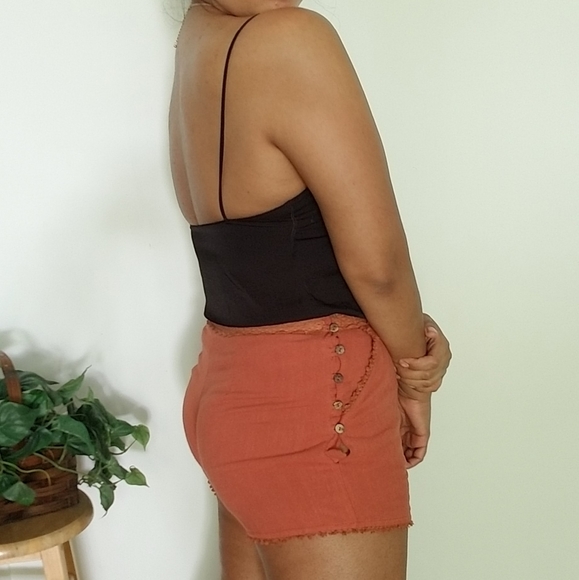 ON THE EDGE RUSTY LACE DETAIL SHORTS - Picture 14 of 15